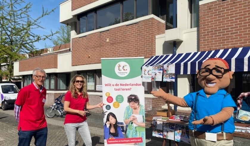 Taalcoaching Capelle werft nieuwe vrijwilligers tijdens wandeling door Oostgaarde